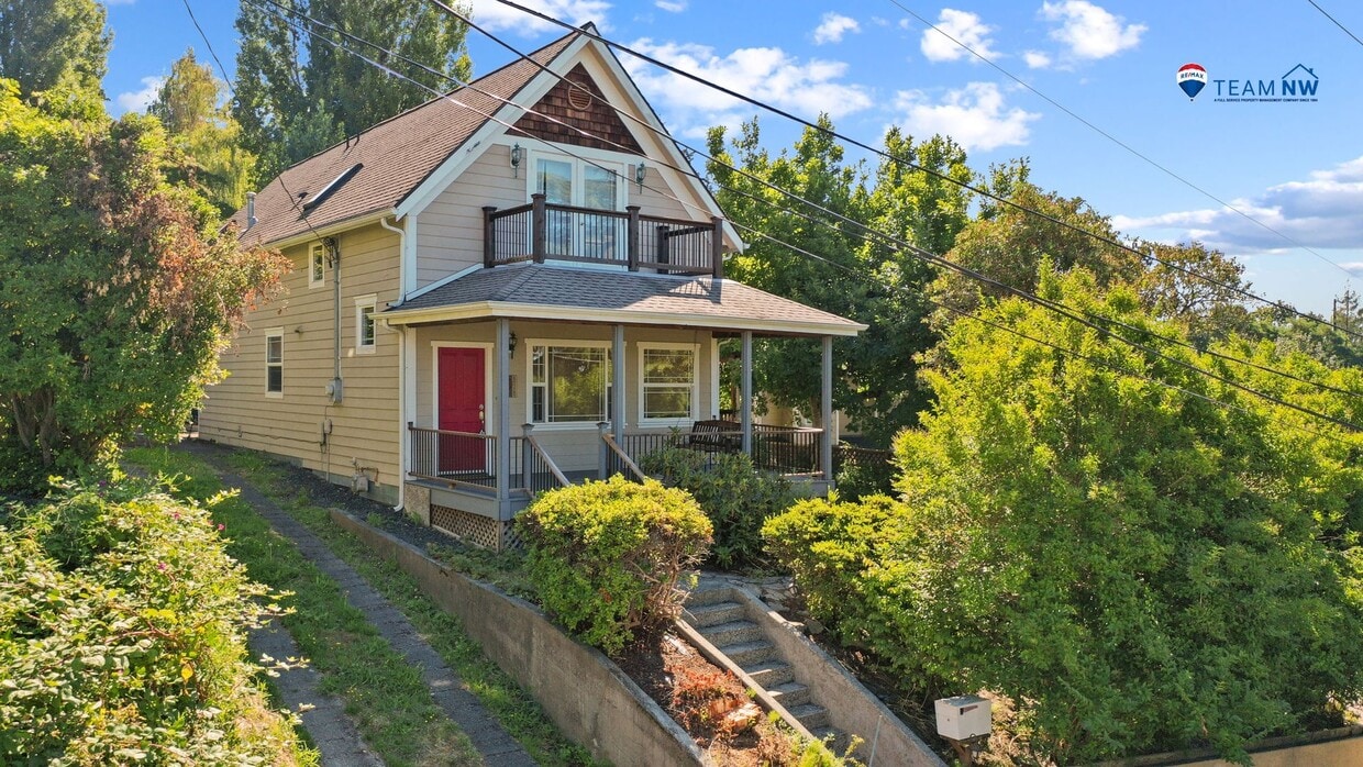 Foto principal - 2720 Sq. Ft. Character Home with 3 Bedroom...