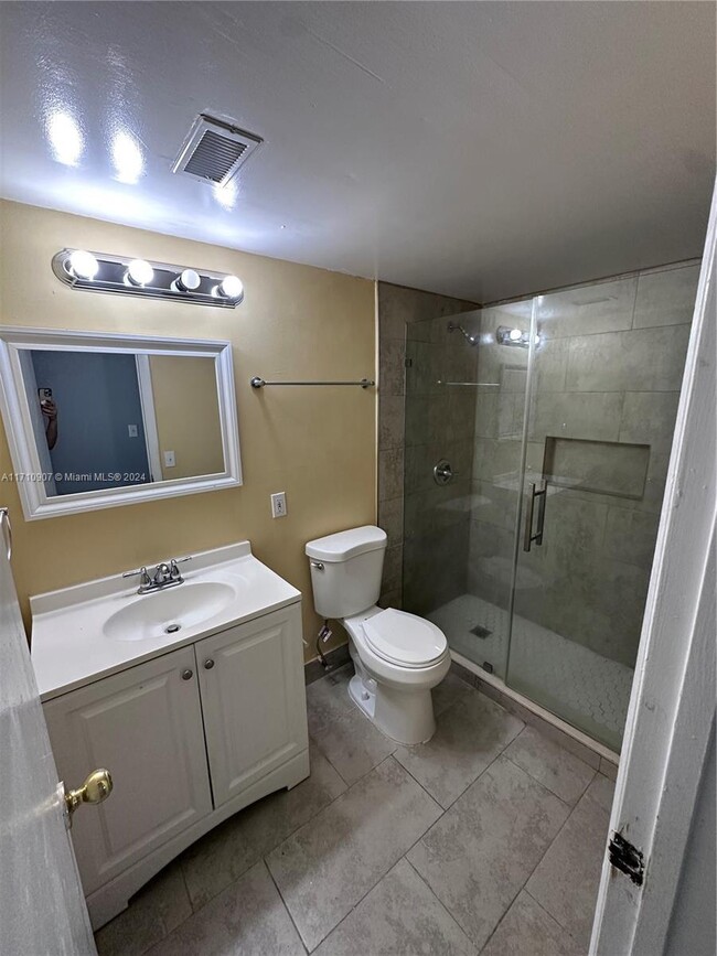 Building Photo - 2 bedroom in Hialeah FL 33015