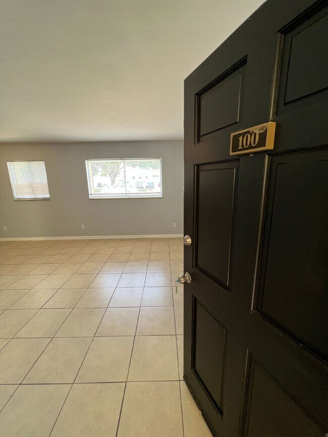 Building Photo - "Charming 1-Bedroom Oasis in the Heart of Tampa - 600 Sq. Ft. of Cozy Comfort!"