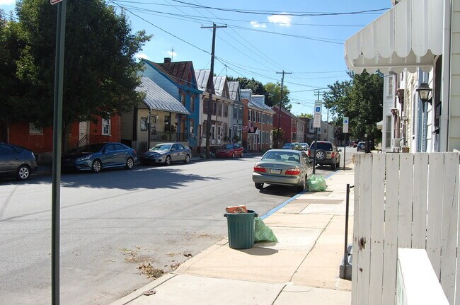 Foto del edificio - 2 bedroom 1 bathroom located in the heart of Carlisle