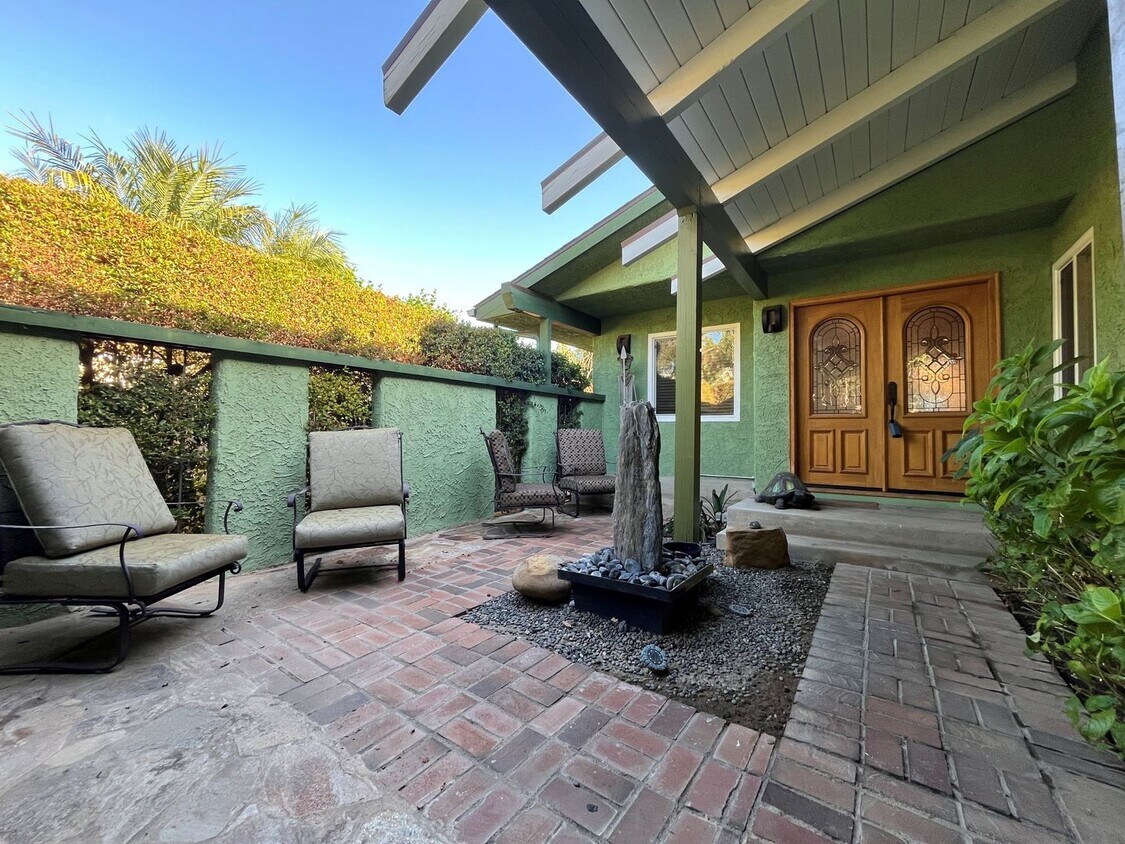 Primary Photo - MOVE-IN READY! Chatsworth 3+2 w/open floor...
