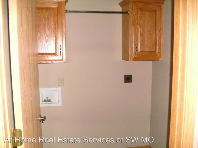Building Photo - 3909-3911 S Timbercreek Ave