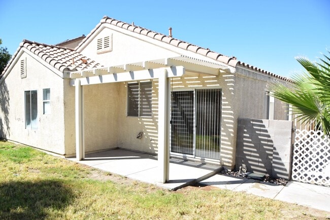 Building Photo - NORTHWEST - 1 STORY HOME - FRONT & REAR LA...