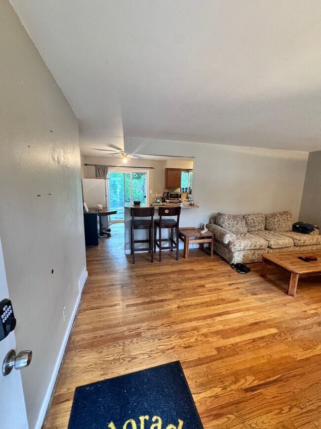 Building Photo - 5 Bedroom/2 Bath House in Fort Collins! Av...