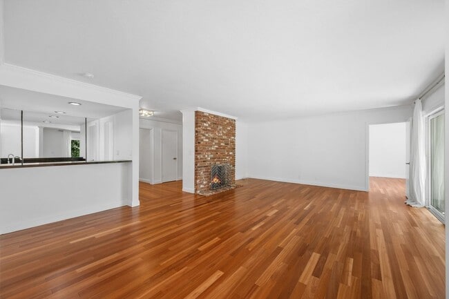Building Photo - 404 San Vicente Blvd