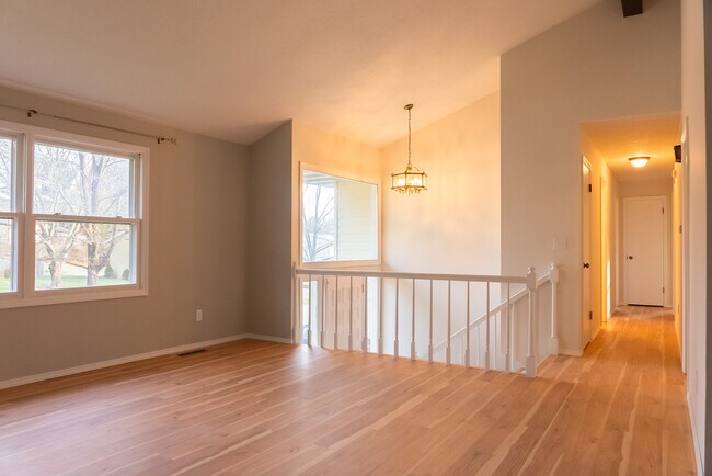Living Room Entrance - 538 N Park Ridge Rd