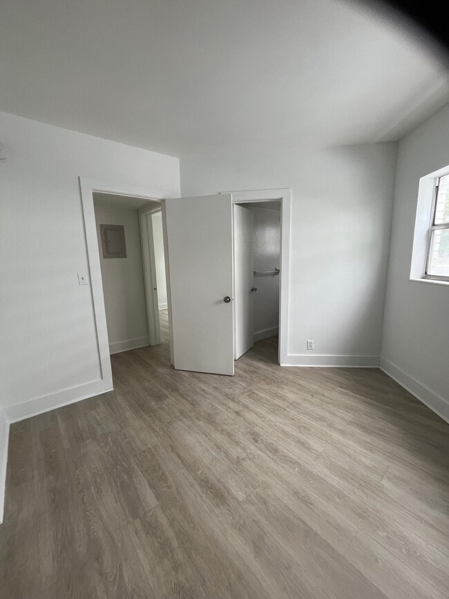 Building Photo - 512 Bayshore Dr