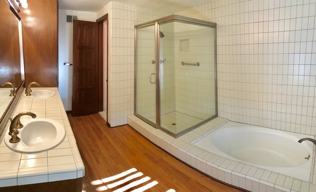 Master bath - 2408 Grand Canal
