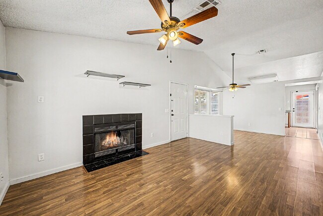 Foto del edificio - Welcome home to this charming 2-bedroom, 2-bath residence in the heart of Chandler!