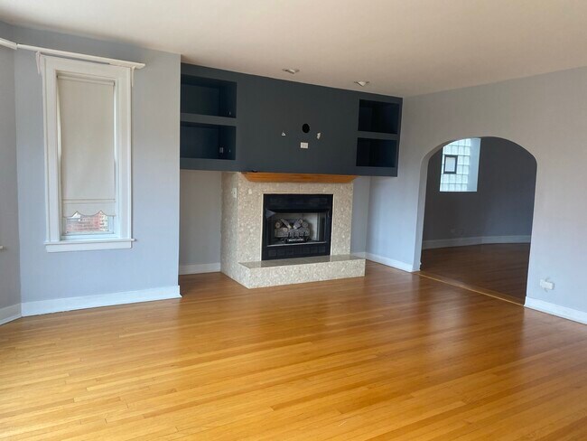 Building Photo - 6825 S Crandon Ave