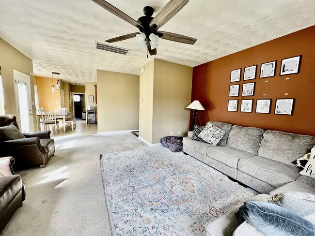 Foto del edificio - Spacious 4 bedroom home with POOL in sought after neighborhood and schools.