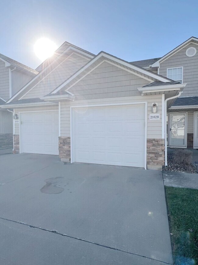 Foto del edificio - SEE IT NOW: Spacious 2-Bedroom Townhome with Modern Finishes and Garage!