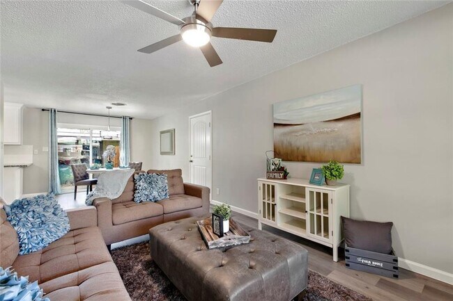 Foto del edificio - 6110 Bullard Dr