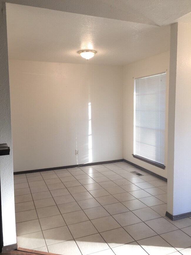 Building Photo - 900 - 904 Aspen Ct