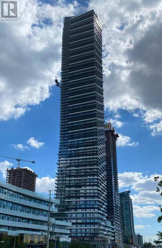 Building Photo - 448 Burnhamthorpe Rd W