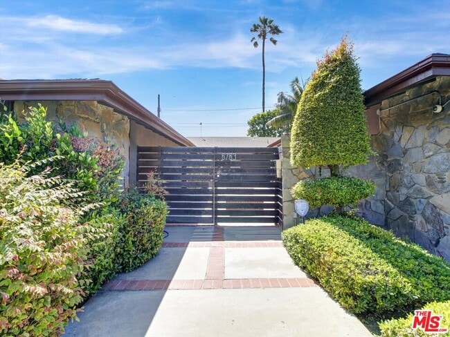 Foto del edificio - 6763 Radlock Ave
