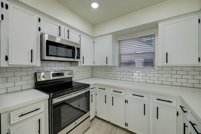 Foto del edificio - 5519 Sheraton Oaks Dr