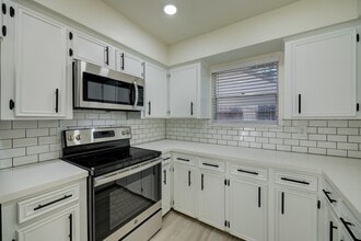 Building Photo - 5519 Sheraton Oaks Dr