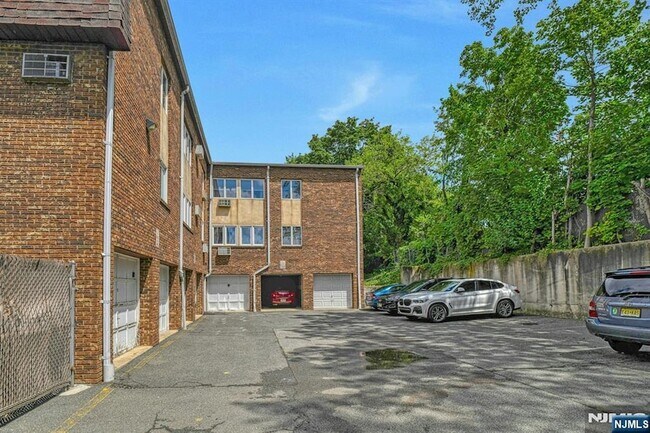 Building Photo - 31 Home Pl