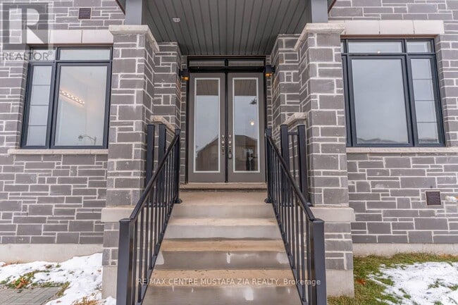 Building Photo - 883 Plum Pl