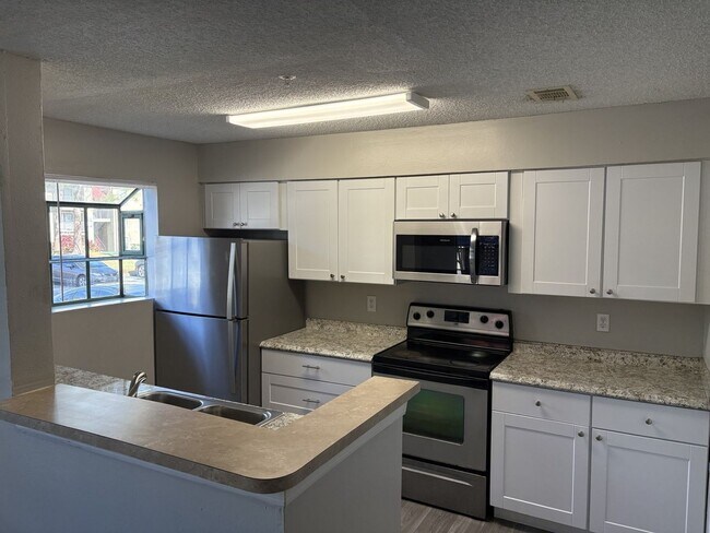 Foto del edificio - 1st floor unit with fire place and large patio