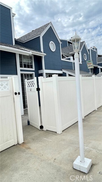 Building Photo - 211 S Redwood Ave
