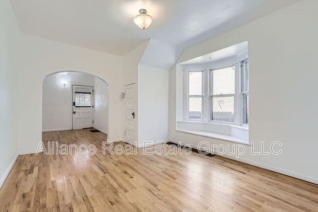Building Photo - 39 W Byers Pl