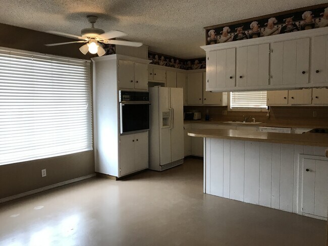 Building Photo - $500 off First Months Rent. Great house wi...