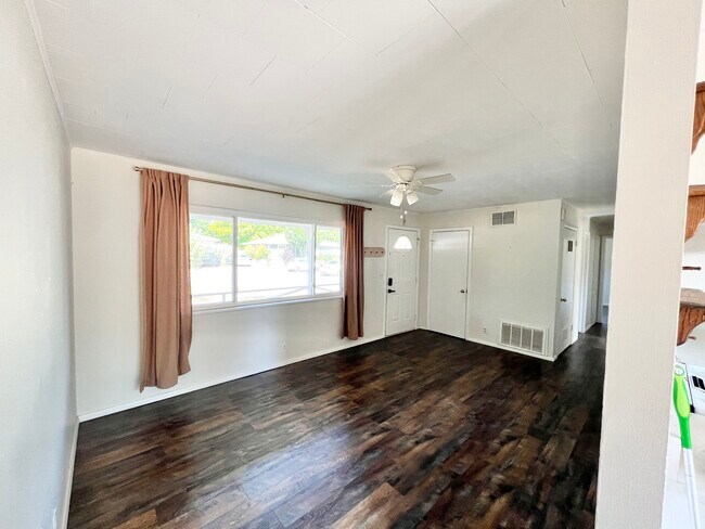Sala de estar - 607 Zachary St