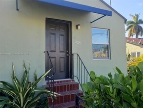Building Photo - 920 NW 22nd Ct