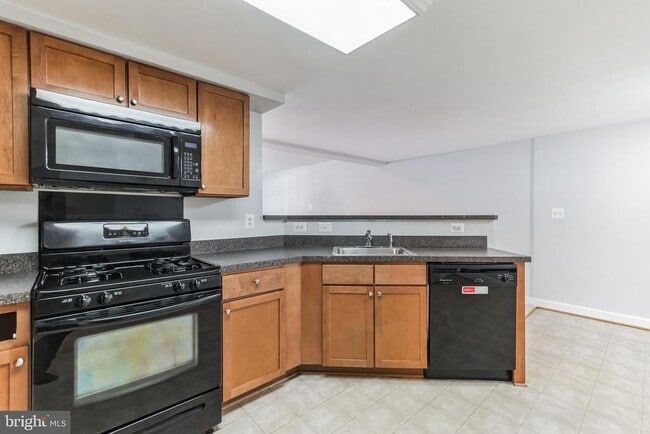 Foto del edificio - 1601 N Van Dorn St