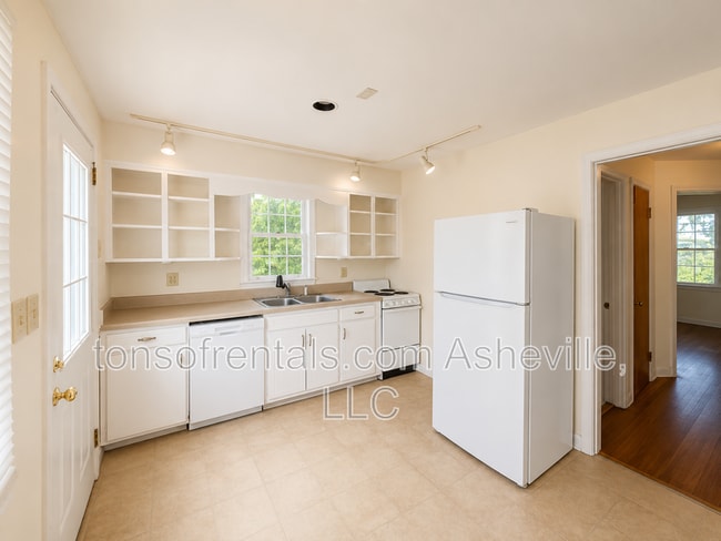 Building Photo - 127 Aurora Dr