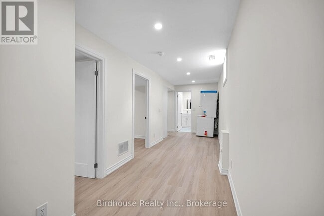 Building Photo - 108 Lindsay St S