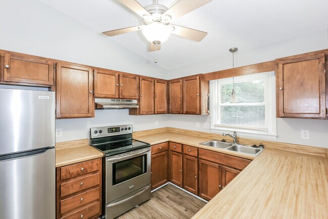 Building Photo - Beautiful home on Laurel Tree Lane