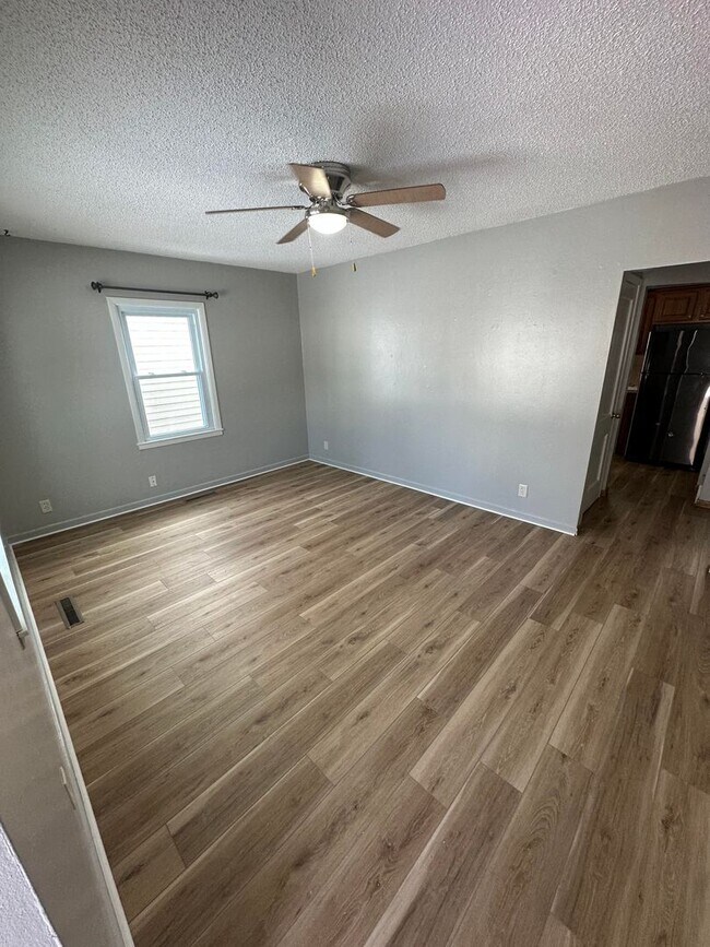 Foto del edificio - 3 Bedroom Updated house!  Two Stall Garage