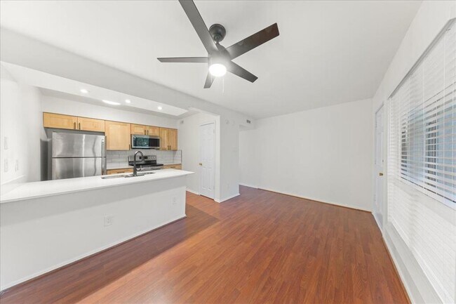 Foto del edificio - 6910 Hart Ln