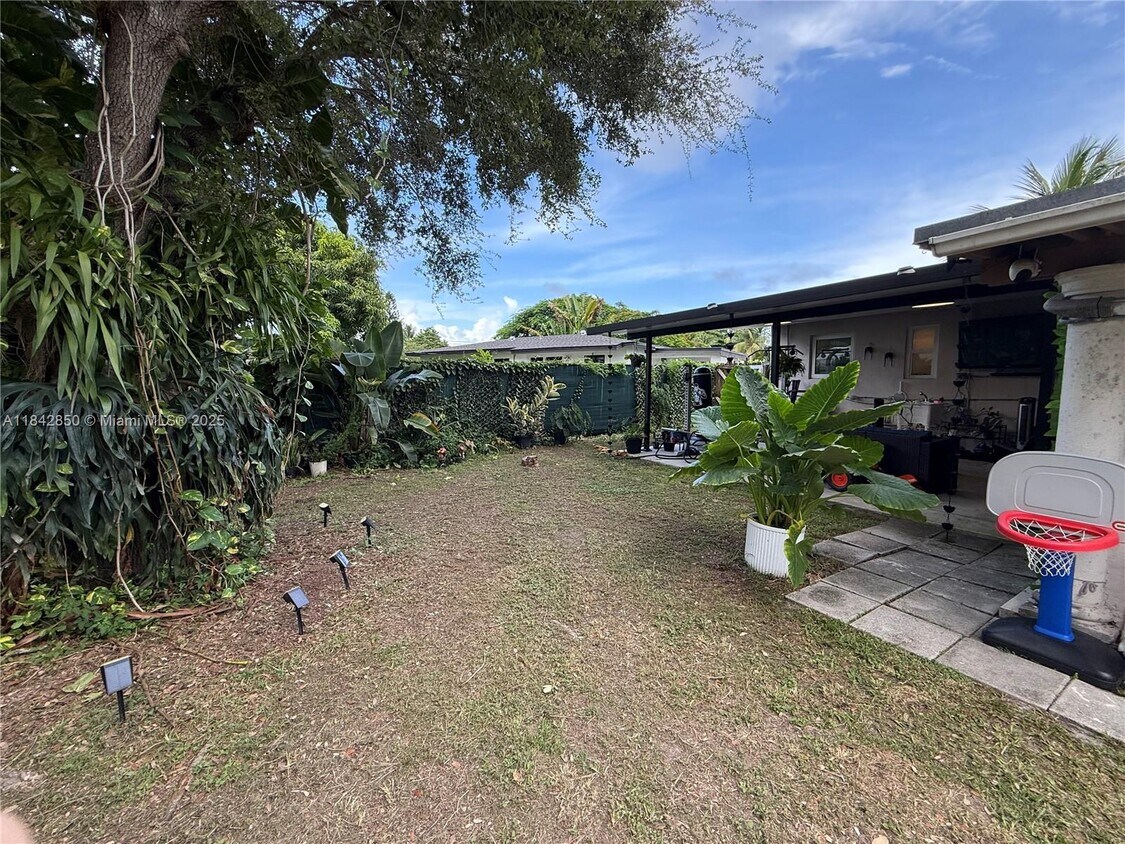 Foto principal - 10031 Jamaica Dr