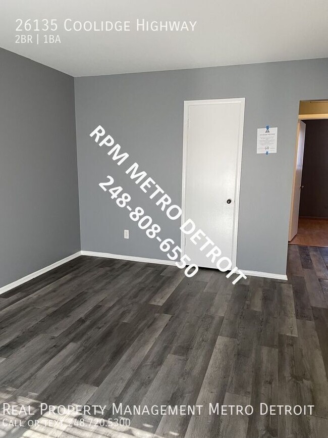 Building Photo - Oak Park 2-bedroom Duplex with Berkley Sch...