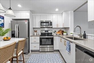 Building Photo - 2860 Somerset Dr