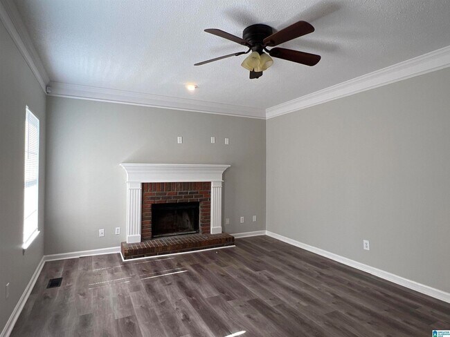 Foto del edificio - Beautifully Maintained 3BR Home with Extra Living Space