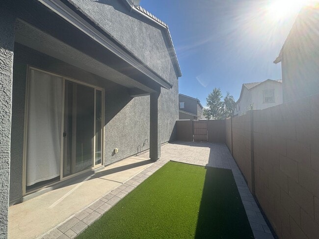 Building Photo - 3 BEDROOM UPGRADED HOME IN UNION PARK