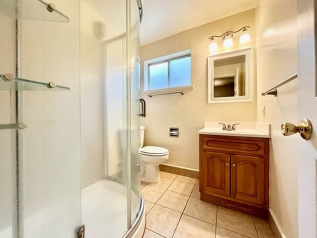 Interior Photo - 390 Ash St