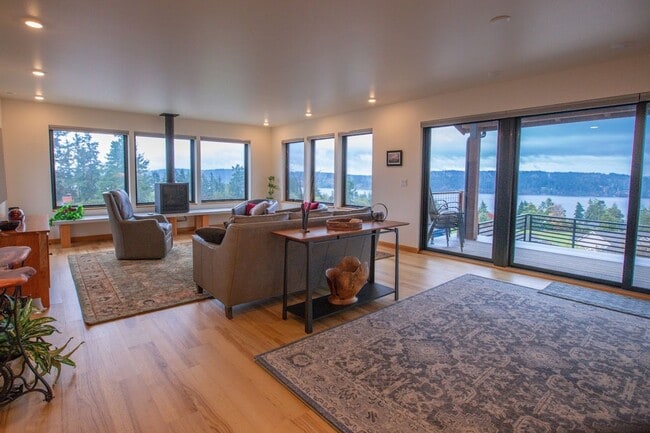 Foto del edificio - Stunning Holmes Harbor Home and Pet Friendly!