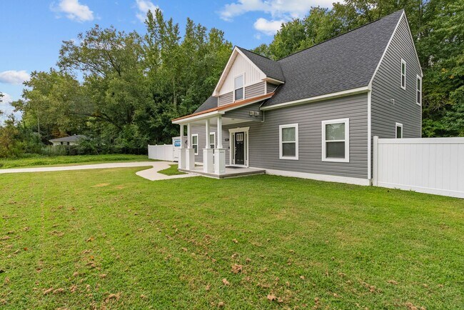 Foto del edificio - Charming 3-Bedroom Home in Suffolk!
