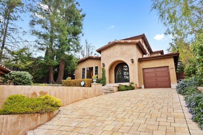 Building Photo - 512 Lakeview Way