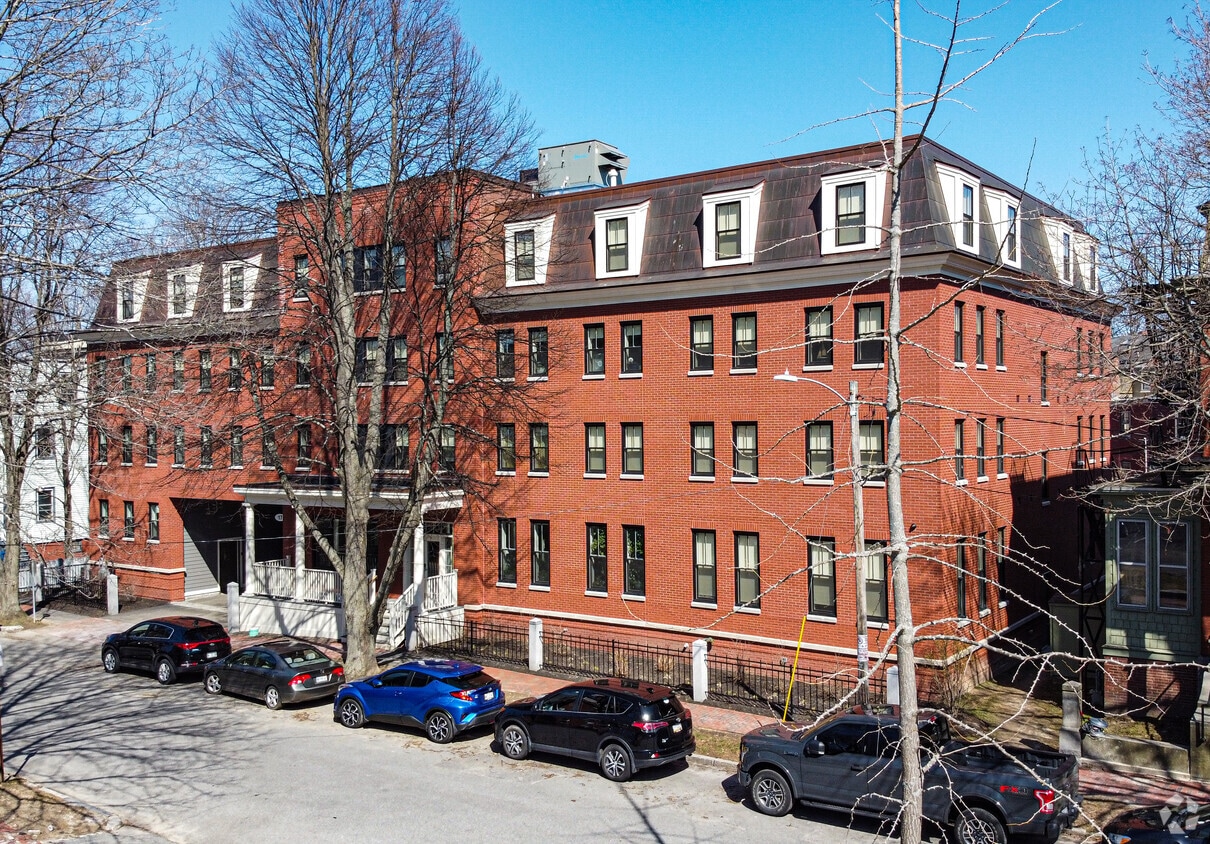 Primary Photo - Carleton St Apartments