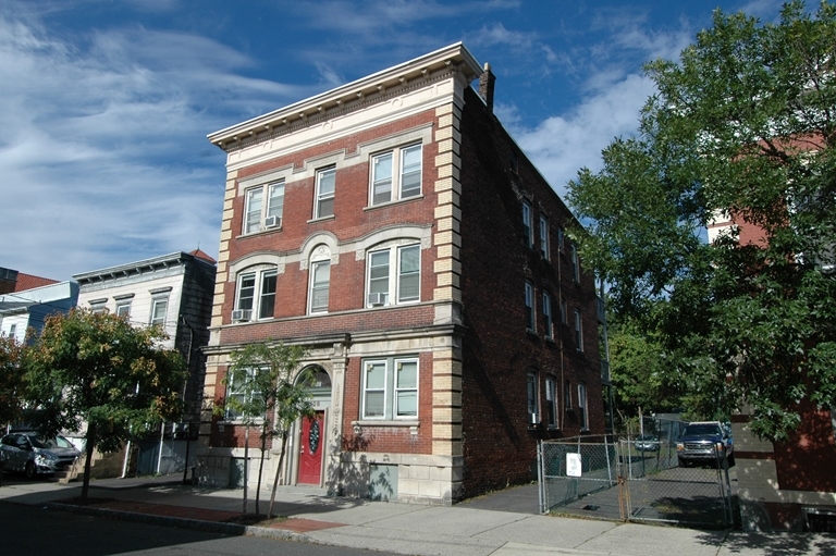 Primary Photo - 108 Pine St