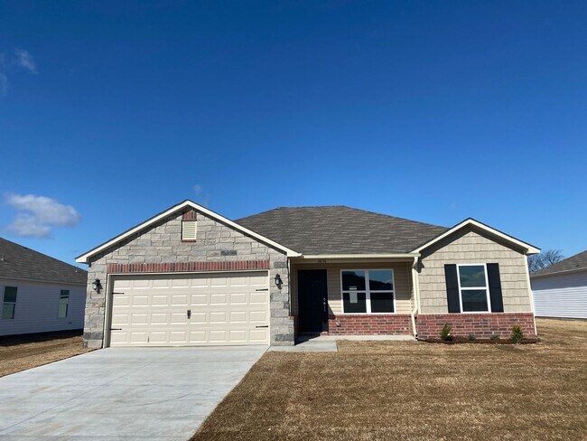 Foto del edificio - Your Next Home Awaits! Pre-Leasing This 3-Bedroom, 2-Bath Home with a Wooden Privacy Fence in Che...