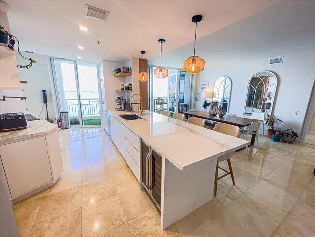 Building Photo - 808 Brickell Key Dr