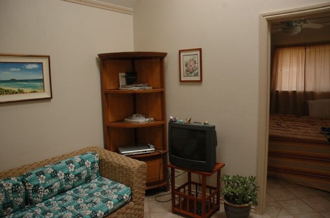 Building Photo - 41-49-49 Ehukai St